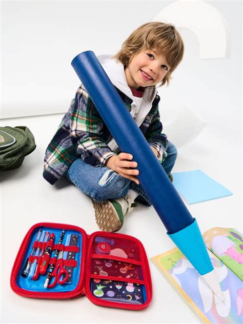 Tematická ilustrácia s vianočnými pohľadnicami a písacími potrebami