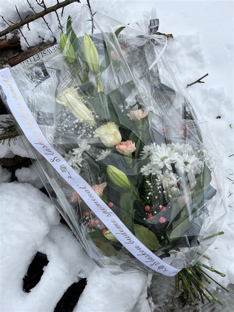 Tematické foto: smútočná stuha alebo kvet na pietnom mieste