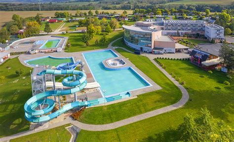 Pohľad na vonkajšiu časť Wellness rezortu Aquatermal s bazénmi a hotelom