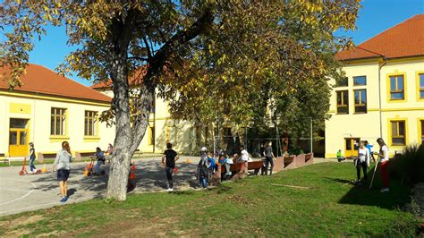 ilustračné foto: skupina učiteľov na školskom dvore