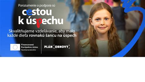 fotografia rodičov a učiteľov pri diskusii v príjemnom prostredí školy