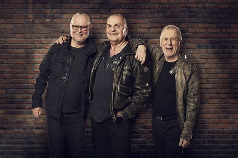 fotografia živej kapely hrajúcej v štýle unplugged na firemnej akcii s uvoľnenou atmosférou