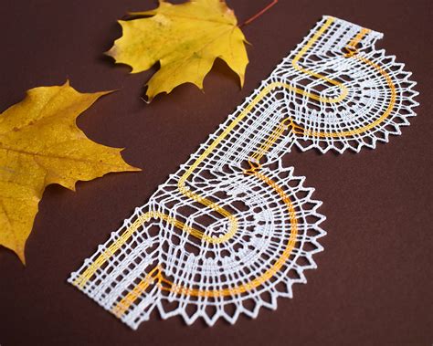 Vintage svadobné dekorácie s prvkami ako staré lucerny a čipka