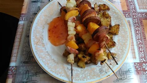 Fotografia typickej sviatočnej tabule s pečeným moriakom a tekvicovým koláčom.