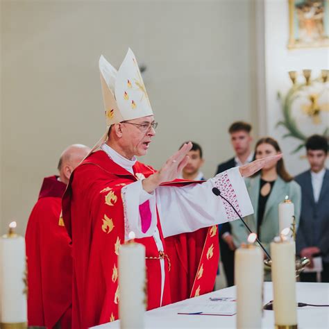 schéma symboliky oltára ako znaku Krista, ktorý je kňazom, oltárom i obetným baránkom