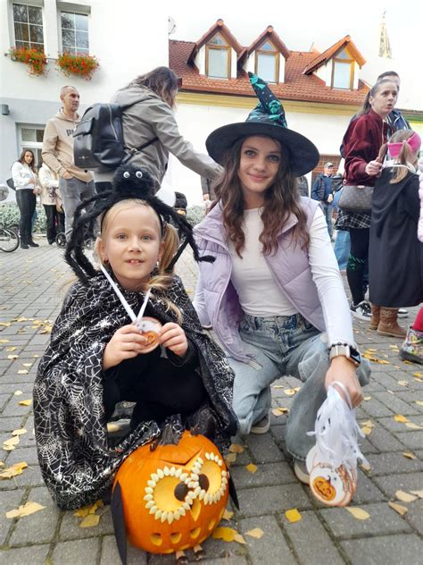 rodiny s deťmi počas lampiónového sprievodu na Halloweena