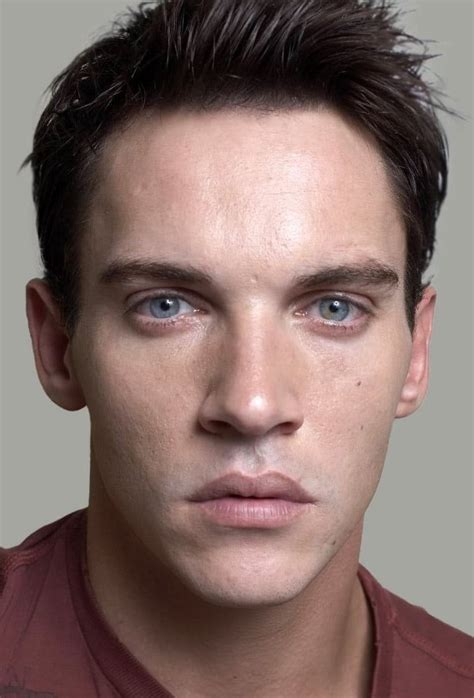 Portrét Jamesa Reeceho (Jonathan Rhys Meyers) z filmu