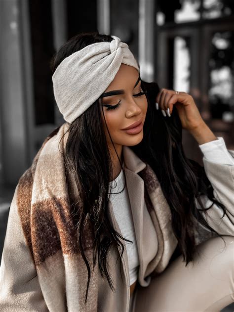 Elegantná kvetinová čelenka s malými bielymi kvietkami na tmavých krátkych vlasoch