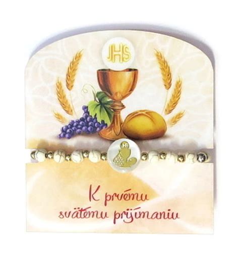 Deti pristupujúce k prvému svätému prijímaniu v kostole