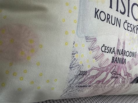 Detailná fotografia postupu skladania bankovky do tvaru kvetu