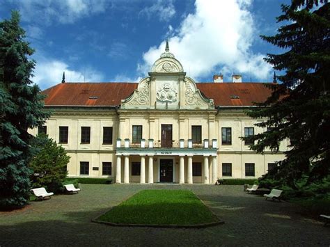 Andrássyovský kaštieľ v Trebišove, celkový pohľad s hospodárskymi budovami