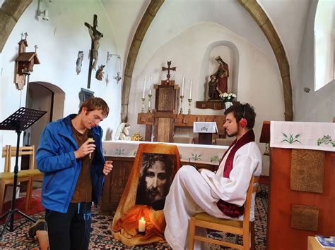 Ilustrácia zobrazujúca dieťa prijímajúce Eucharistiu ako stretnutie s Ježišom