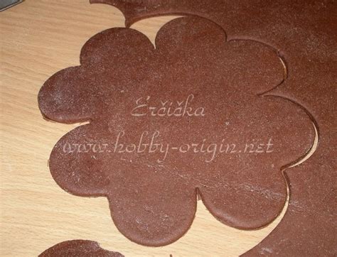 Schéma prípravy medovníkového cesta a postup vykrajovania podľa šablóny