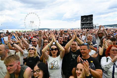 Záber na hudobníkov kapely Fresh Band počas živého vystúpenia na tanečnej zábave