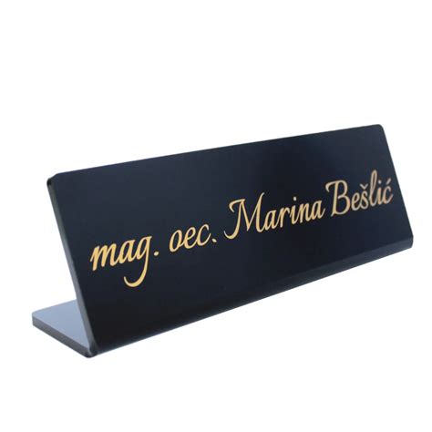 Fotografia diplomu a nálepiek s titulom 