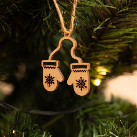 ukážka tradičných drevených vianočných ozdôb a hračiek v štýle ľudovej tvorby