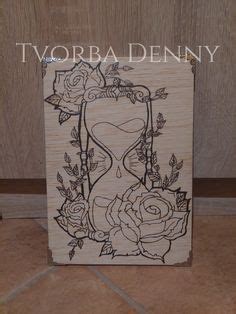 Ilustrácia: Rôzne techniky dekorácie dreva (decoupage, pyrografia, maľovanie)