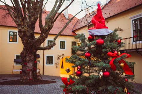 ilustračné foto vianočnej atmosféry s dekoráciami v interiéri a exteriéri