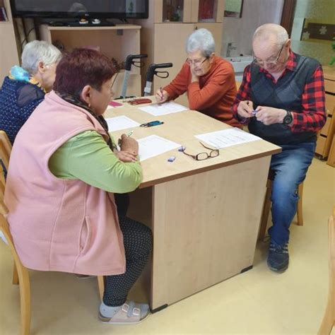 fotografia: skupinové aktivity v klube seniorov s úsmevmi
