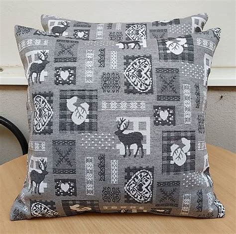 Detail látky gobelínového vankúša s vianočným motívom