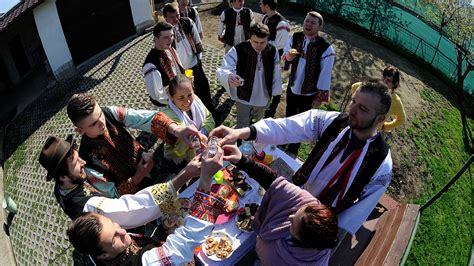 Fotografia chlapcov s korbáčmi a dievčat s vajíčkami počas veľkonočnej šibačky