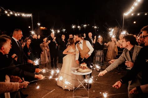fotografia svadobnej sály s príjemným, teplým osvetlením, závesnými svetelnými reťazami