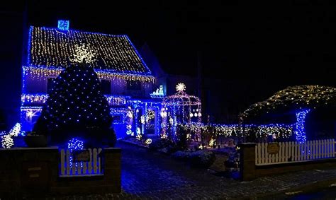 Tematická fotografia: Vyzdobený plot na svadbu s kvetinami a svetielkami