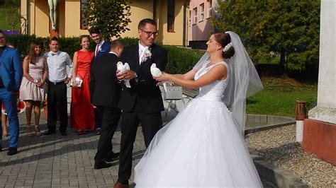 Ilustračná fotografia páru pri svadobnom obrade v exteriéri