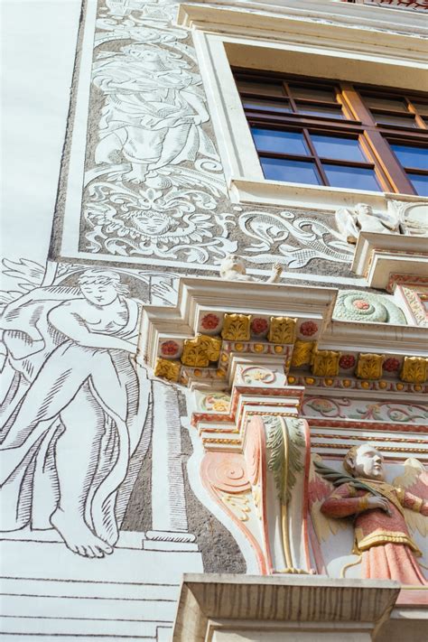 Detail sgrafito fasády Sobášneho paláca v Bytči