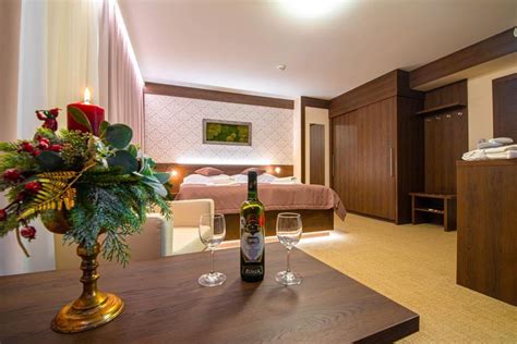 Výhľad na zrúcaninu hradu Vršatec z terasy hotela Jasoň