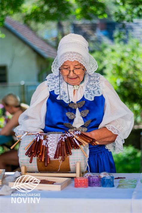 Grafika s ukážkou tradičných dožinkových vencov a krojových detailov