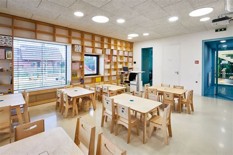 historické fotografie zachytávajúce budovanie materskej školy a prvé detské krôčiky