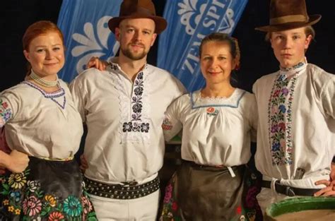 Ilustračné foto rôznych slovenských ľudových krojov