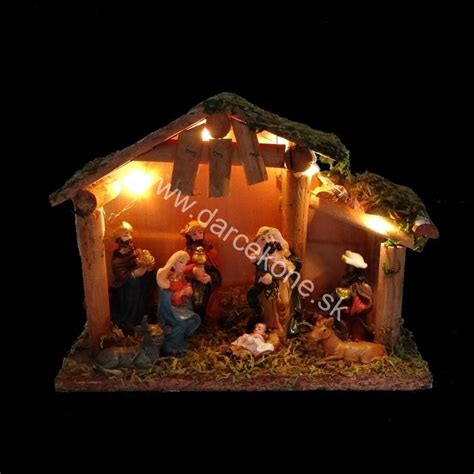 Zákazník si vyberá vianočný Betlehem v obchode