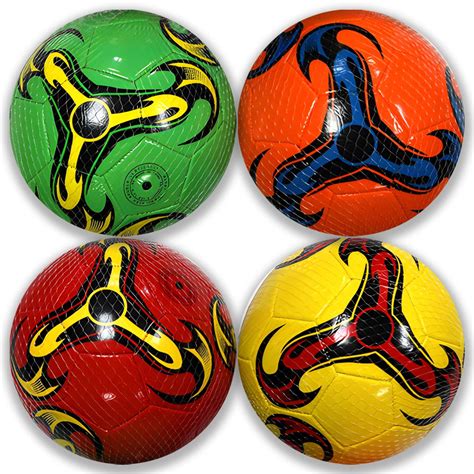 Kolekcia dámskych vianočných svetrov v rôznych farbách a vzoroch