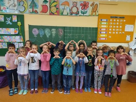 deti v karnevalových maskách v triede ozdobenej fašiangovými dekoráciami