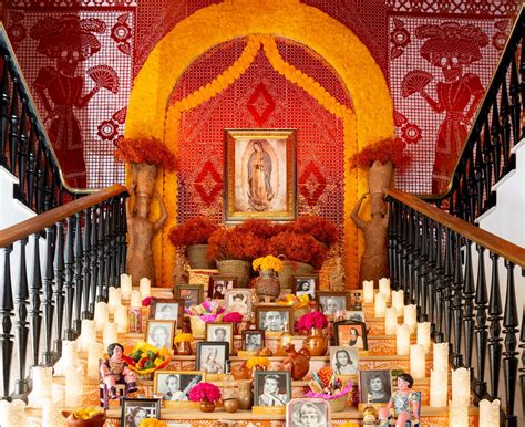 Oltár (ofrenda) s fotografiami, kvetmi a ponukami