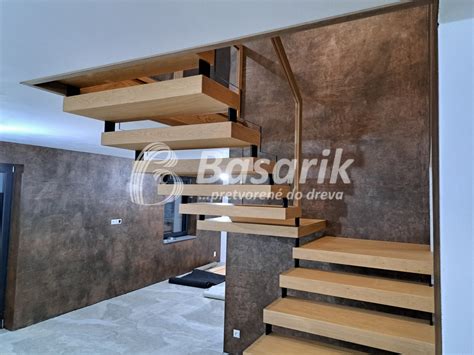 Fotografia elegantného nástenného kríža s minimalistickým dizajnom.