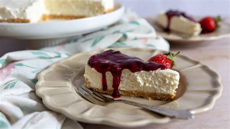 detailný záber na nepečený Oreo-straciatella cheesecake na tanieri
