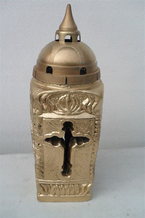 Záber na cintorín počas Dušičiek osvetlený tisíckami sviečok, ktoré symbolizujú nádej a večné svetlo.