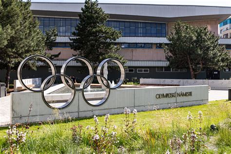 Ilustrácia znázorňujúca moderné námestie s lavičkami, zeleňou a verejnými priestormi.