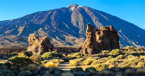 Panoramatický pohľad na vulkán Teide a mesačnú krajinu národného parku