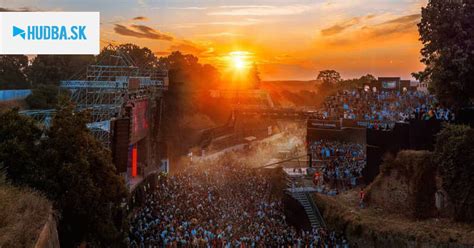 Koláž zachytávajúca atmosféru svetových festivalov od elektronickej hudby po tradičné oslavy