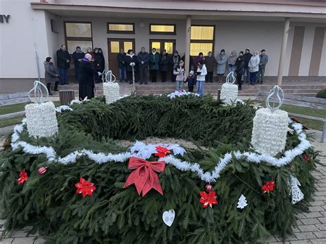 Detailné fotografie jednotlivých krokov výroby tradičného adventného venca