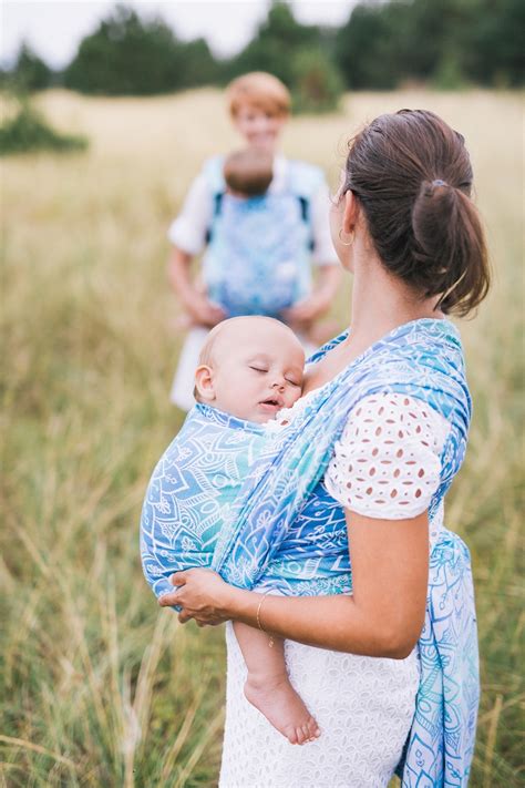 Tematické foto novorodenca v náručí rodičov