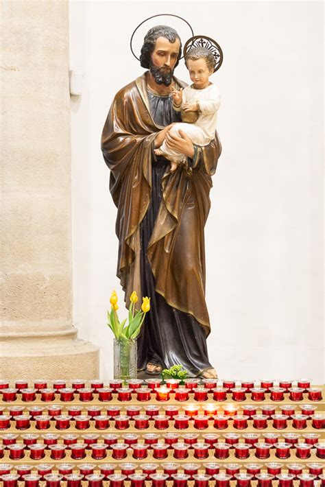 Umelecké zobrazenie Svätého Jozefa ako tesára alebo remeselníka, symbolizujúce dôstojnosť práce.