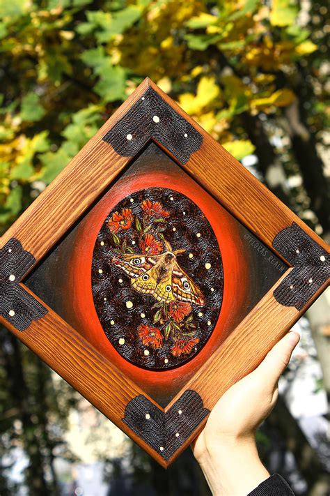 inšpiratívna fotografia vianočnej výšivky s motívom zasneženého domčeka v drevenom rámčeku