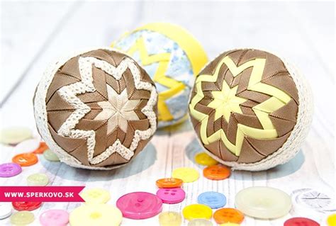 Súprava materiálov na falošný patchwork: stuhy, špendlíky, polystyrénová guľa