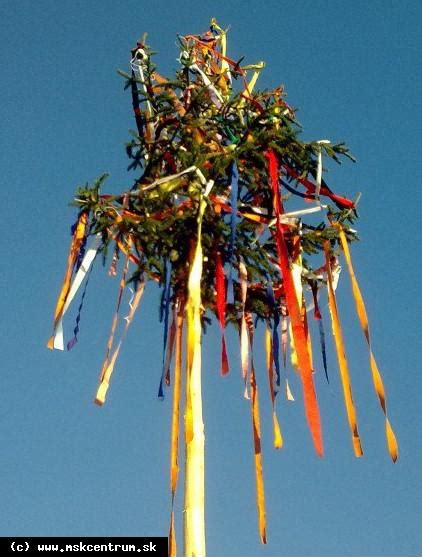 Stavanie ozdobeného mája pred domom