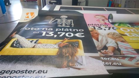 Ukážka rôznych materiálov na tlač plagátov: papier, plátno, vinyl.